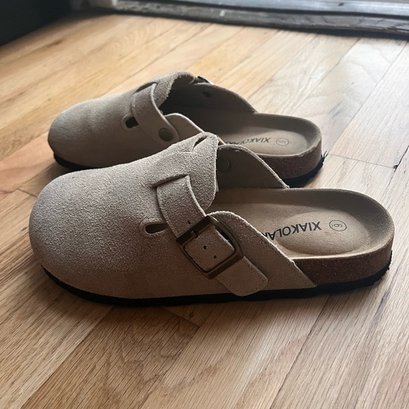 ❌SOLD Women’s Beige Suede Boston Clogs - Picture 7 of 8